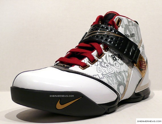 Nike Zoom LeBron V - Mr Basketball + Locker Case