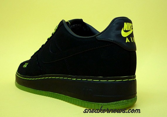 Kaws Air Force 1 - In Detail