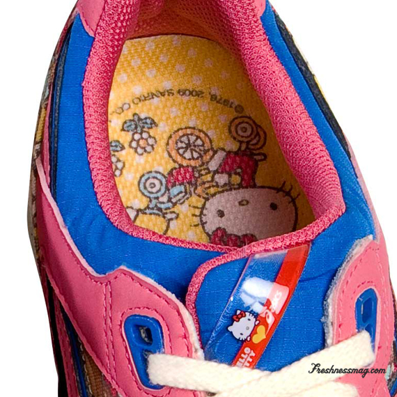 hello-kitty-asics-women-gel-lyte-speed-11