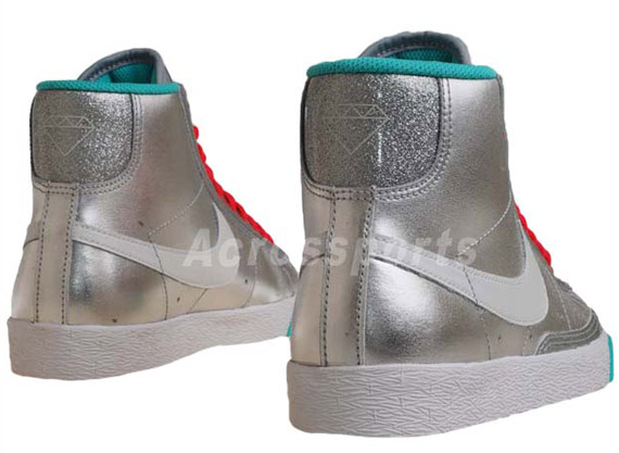 Nike Wmns Blazer High Freeze Queens Crew 5