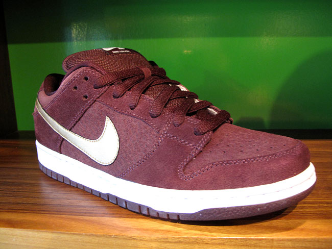 Nike Sb Dunk Low Pro Deep Burgundy Metallic Gold 2