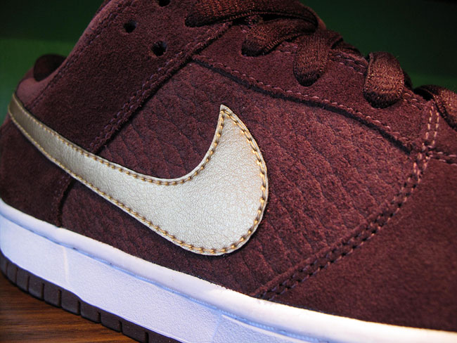 Nike Sb Dunk Low Pro Deep Burgundy Metallic Gold 4