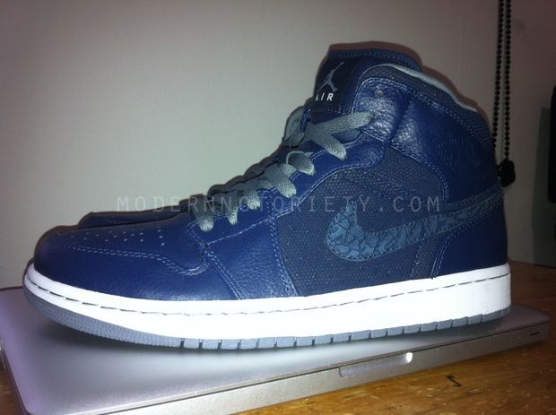Air Jordan 1 Phat Yankees 3