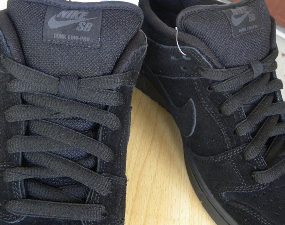 Nike SB Dunk Low 'Blackout' - November 2011