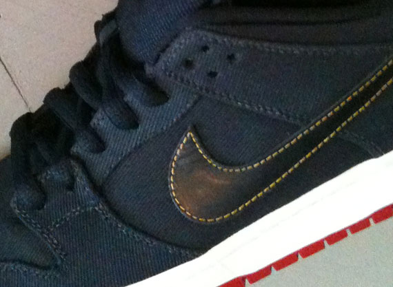 Levi’s x Nike SB Dunk Low – Navy Hyperstrike