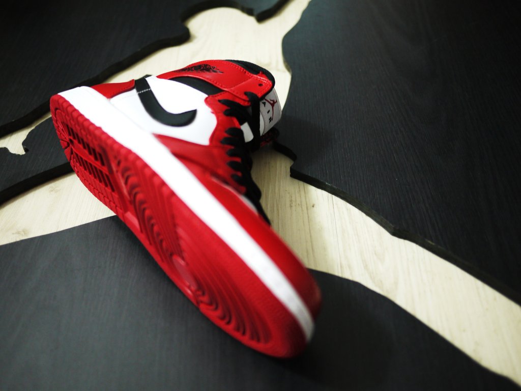 Air Jordan 1 Retro High 2013 Packaging Comparison 07