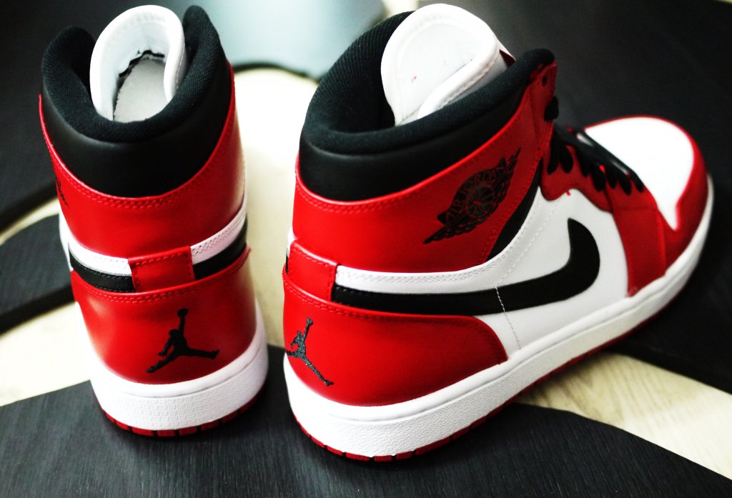 Air Jordan 1 Retro High 2013 Packaging Comparison 08
