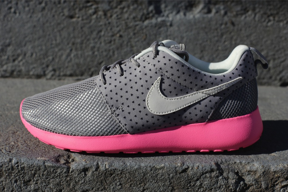 Nike Wmns Roshe Run Medium Grey Polarized Pink 1