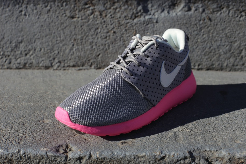 Nike Wmns Roshe Run Medium Grey Polarized Pink 2
