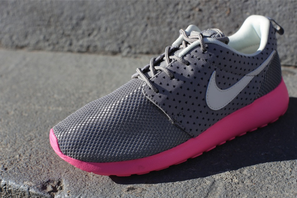Nike Wmns Roshe Run Medium Grey Polarized Pink 3