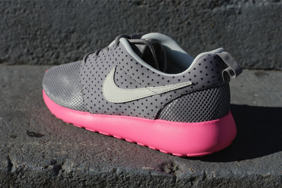 Nike Wmns Roshe Run Medium Grey Polarized Pink 4
