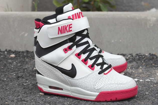 Nike Wmns Air Revolution Sky Hi Safari 5