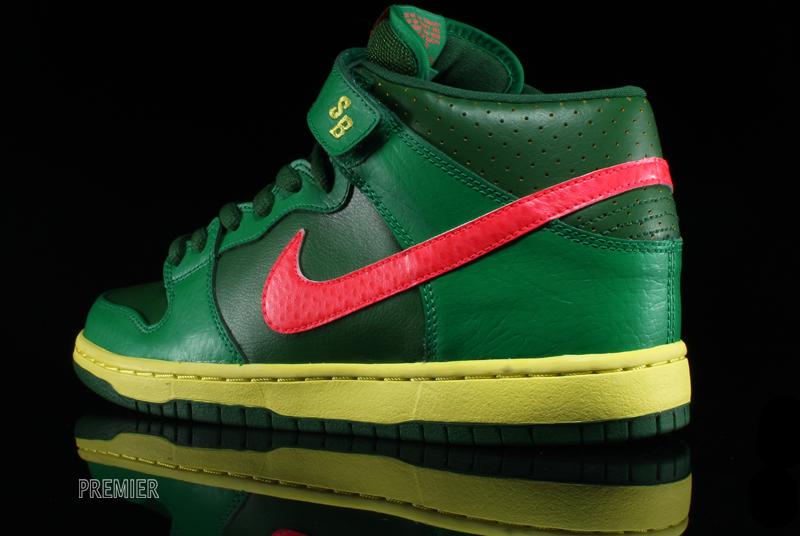 Nike Sb Dunk Low Lucky Green Fortress Green Atomic Red 05