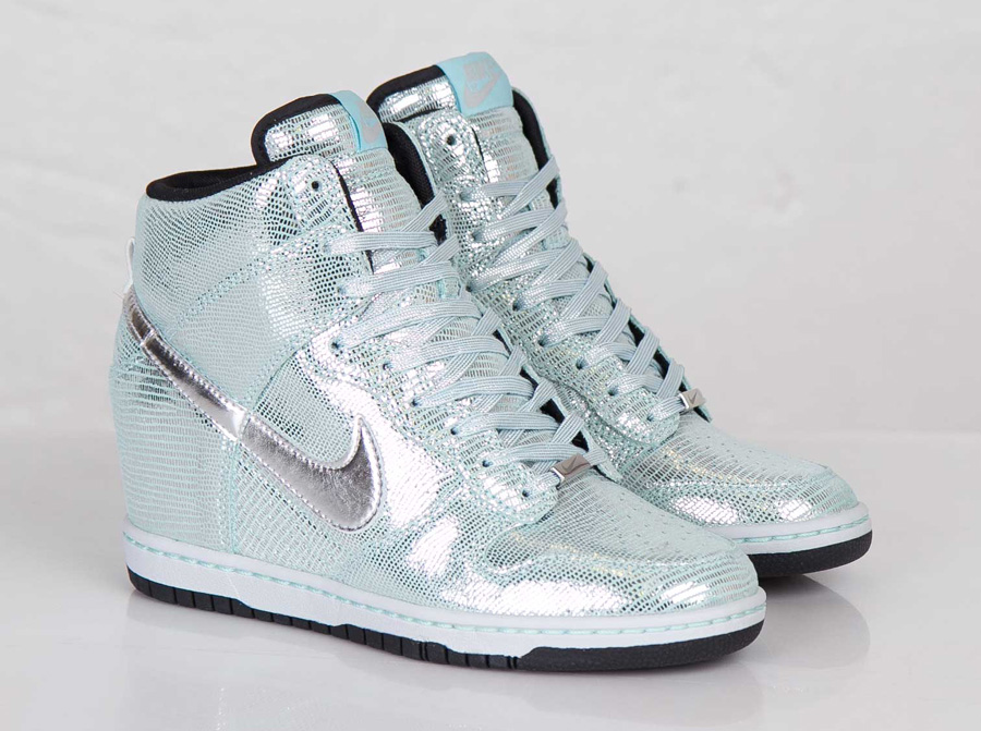 Nike Wmns Dunk Sky Hi Metallic Glacier 03