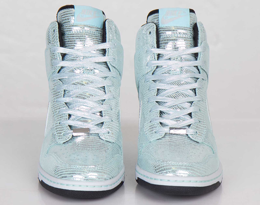 Nike Wmns Dunk Sky Hi Metallic Glacier 05