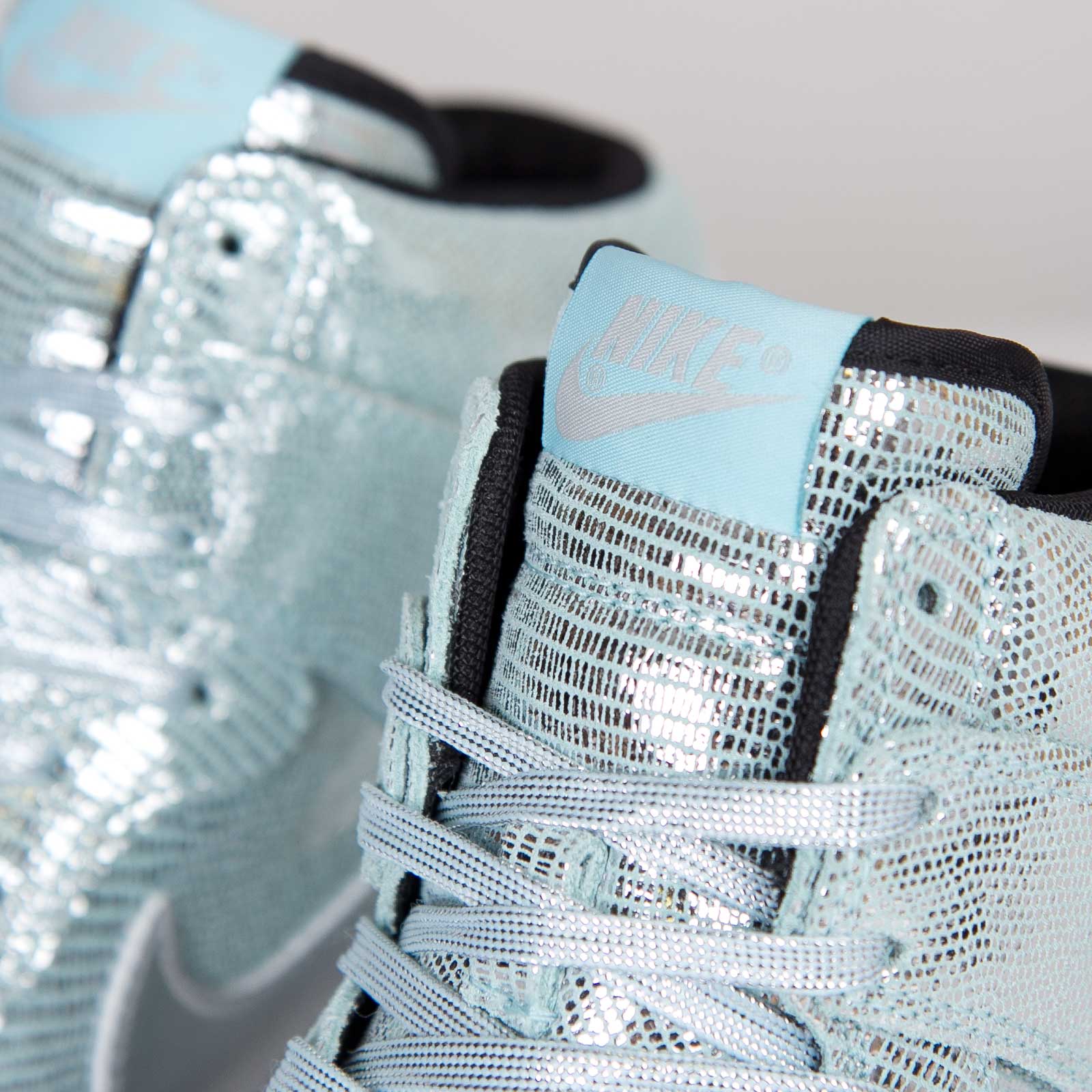 Nike Wmns Dunk Sky Hi Metallic Glacier 06