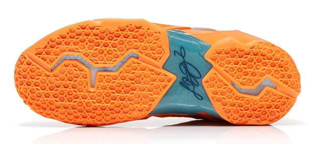 Lebron Xi Atomic Orange Green Abyss 01