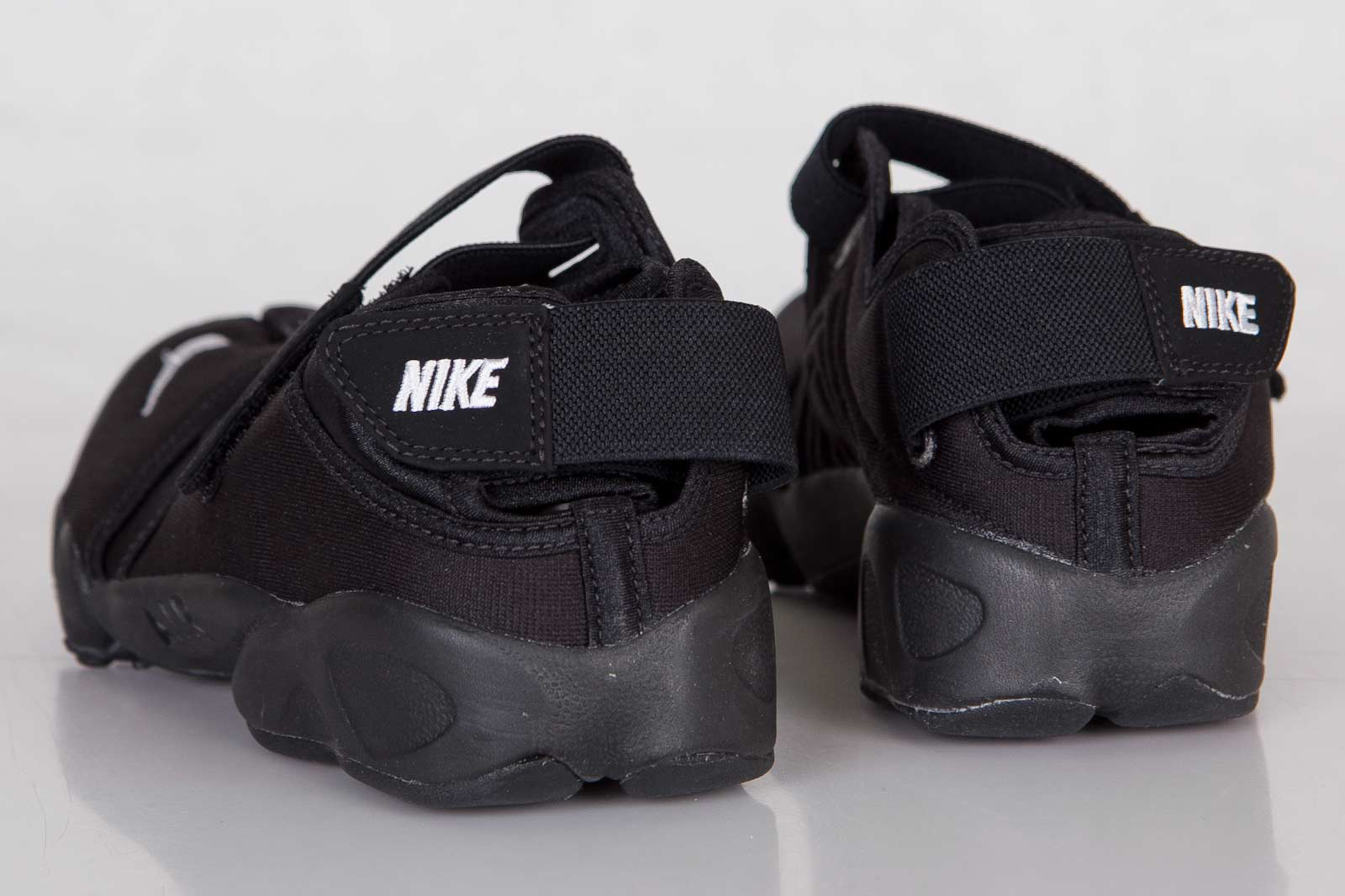 Nike Air Rift Blackout 04