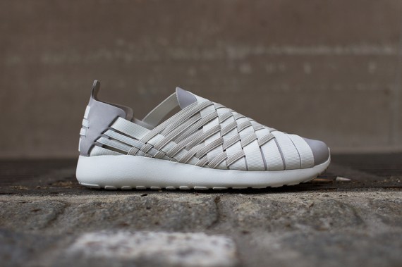Nike Womens Roshe Run Woven 2.0 – Light Orewood Brown