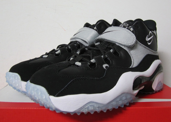 Nike Brings Back Barry Sanders' Zoom Turf