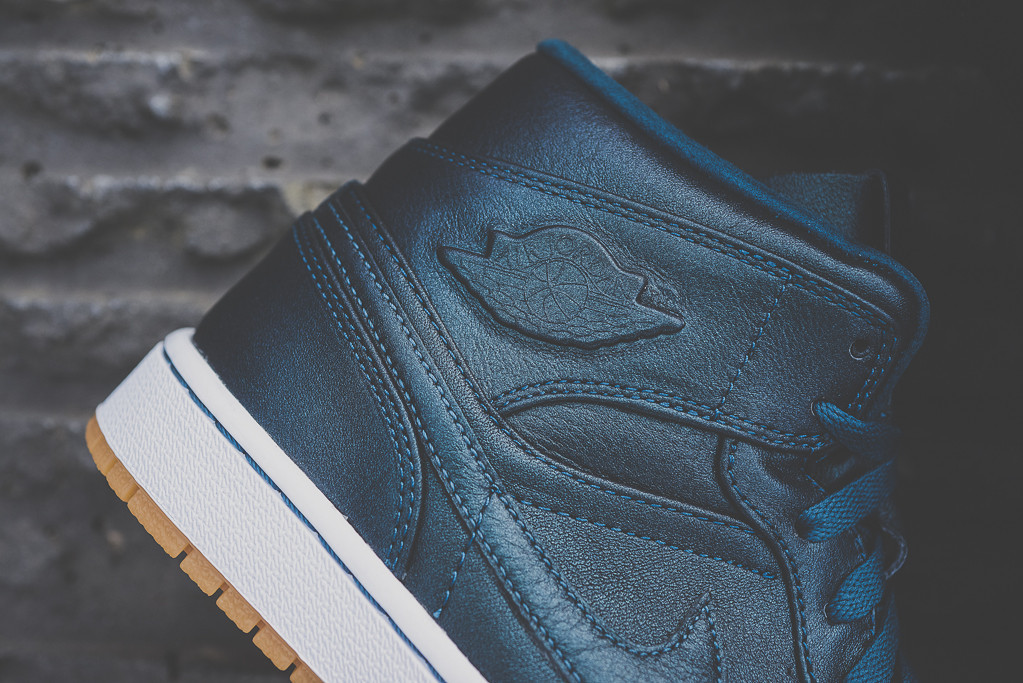 Air Jordan 1 Mid Nouveau Space Blue Available 04