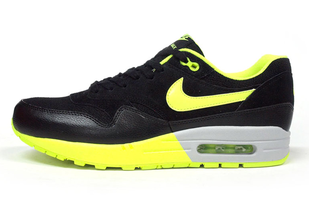 Nike Wmns Air Max 1 Black Volt Wolf Grey 02