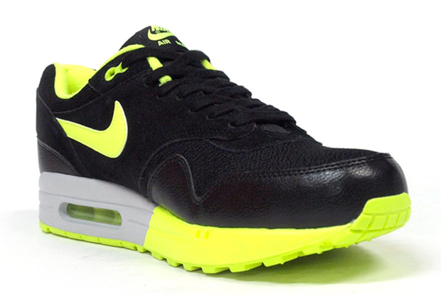 Nike Wmns Air Max 1 Black Volt Wolf Grey 04