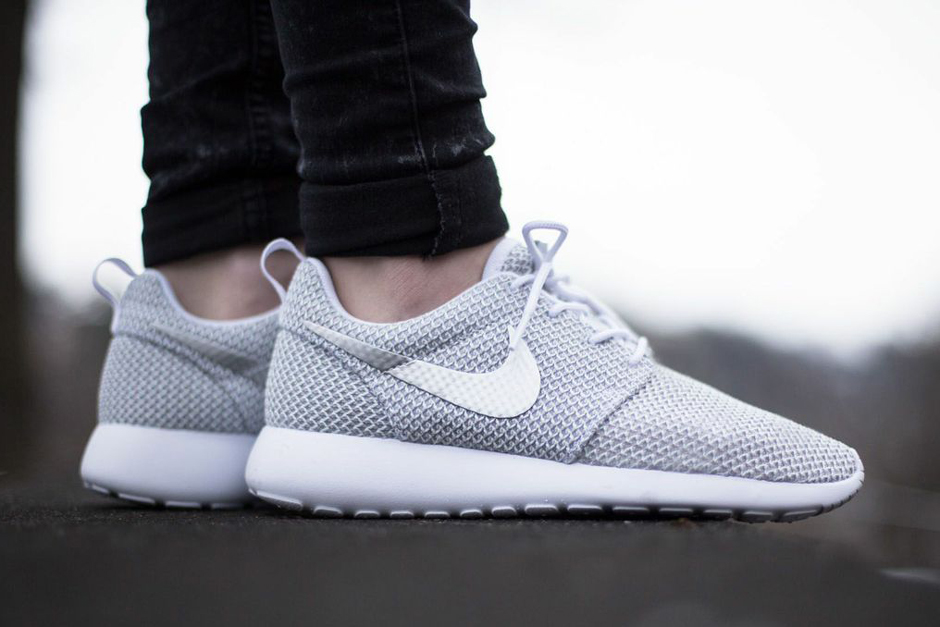 Nike Wmns Roshe Run Metallic Platinum 02