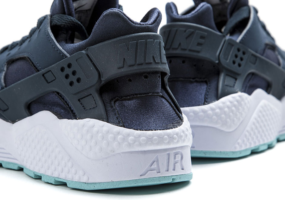 A Detailed Look at the Nike Air Huarache "Armory Navy"