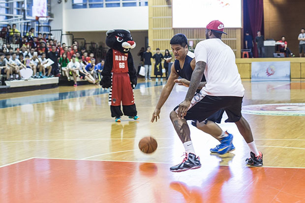 Demarcus Getting Love In China Nike Rise 16