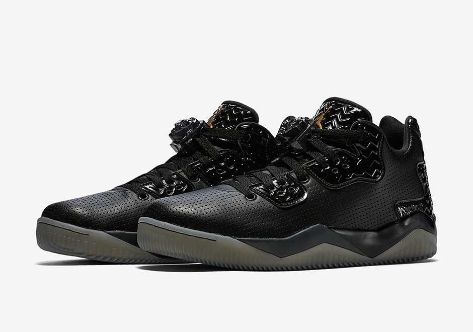 Jordan Spike 40 Triple Black 02
