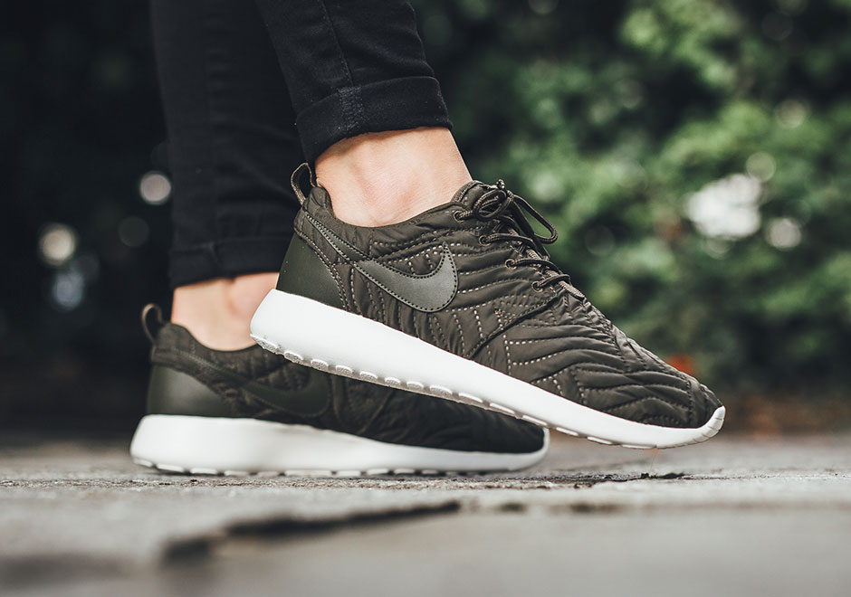 Nike Wmns Roshe One Premium Quilted Dark Loden 3