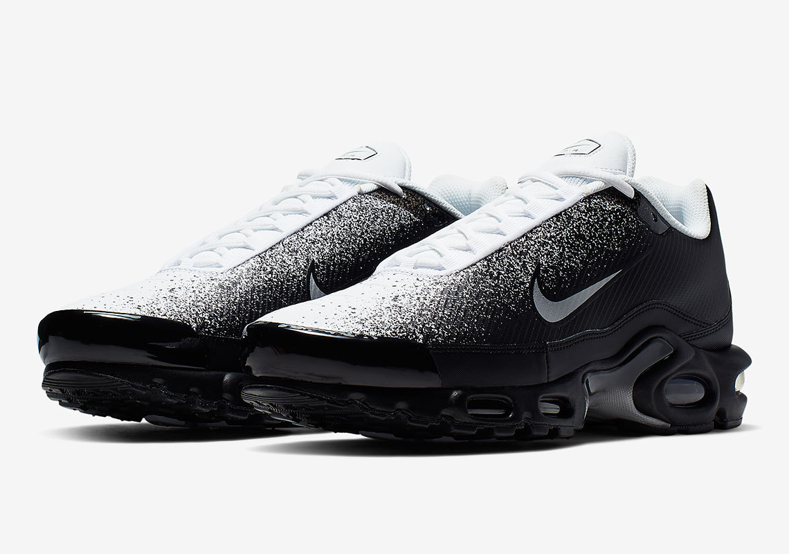 The Nike Air Max Plus "Spray" Appears In Black And White