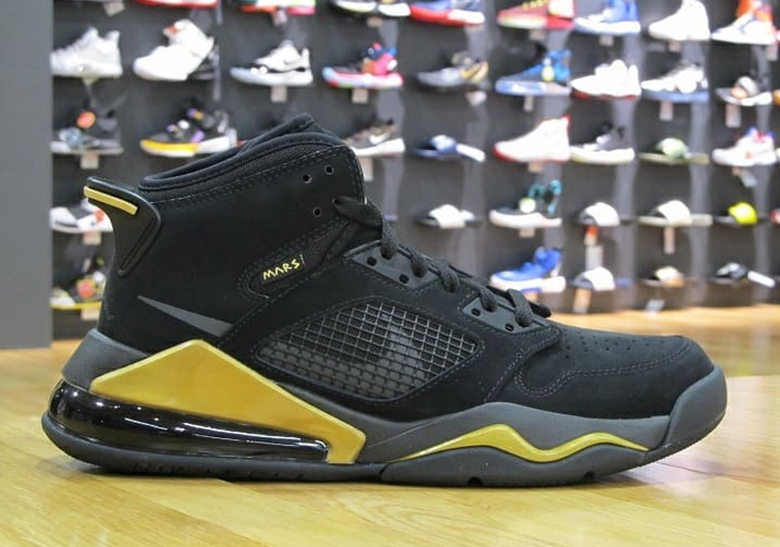 Jordan Mars 270 Black Gold Cd7070 007 1