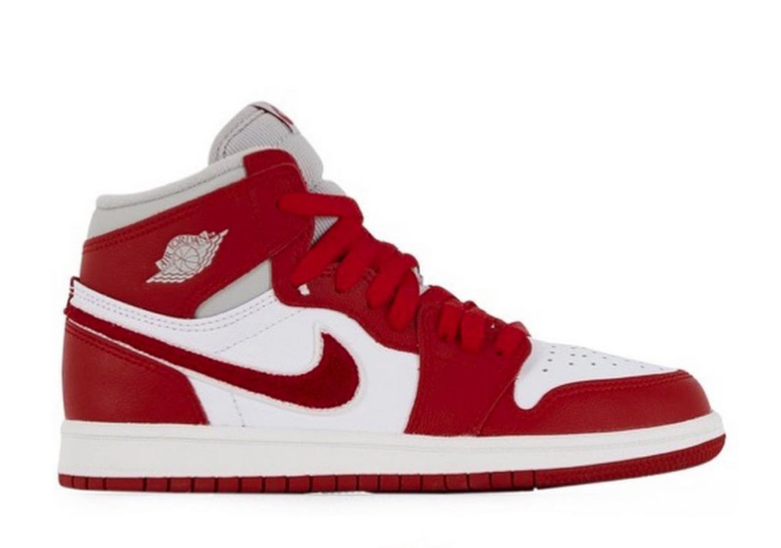 A Women’s Air Jordan 1 Retro High OG “Varsity Red” Expected February 2022