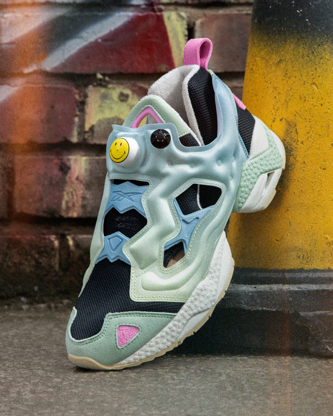 Smiley Reebok Instapump Fury Blue Pink